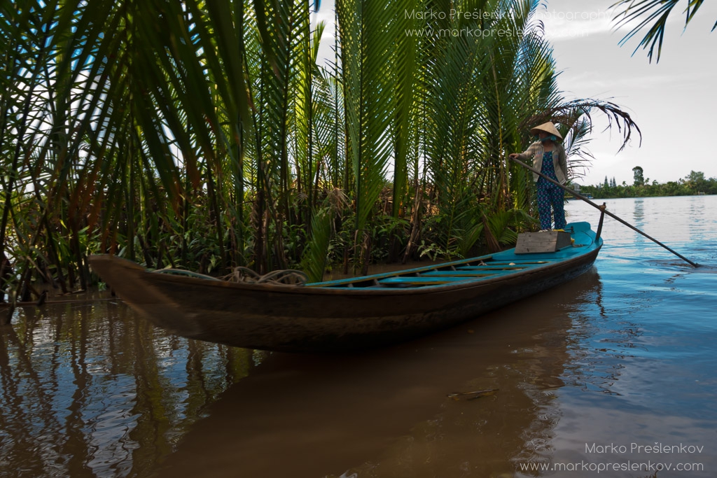 Lone Mekong boatwoman