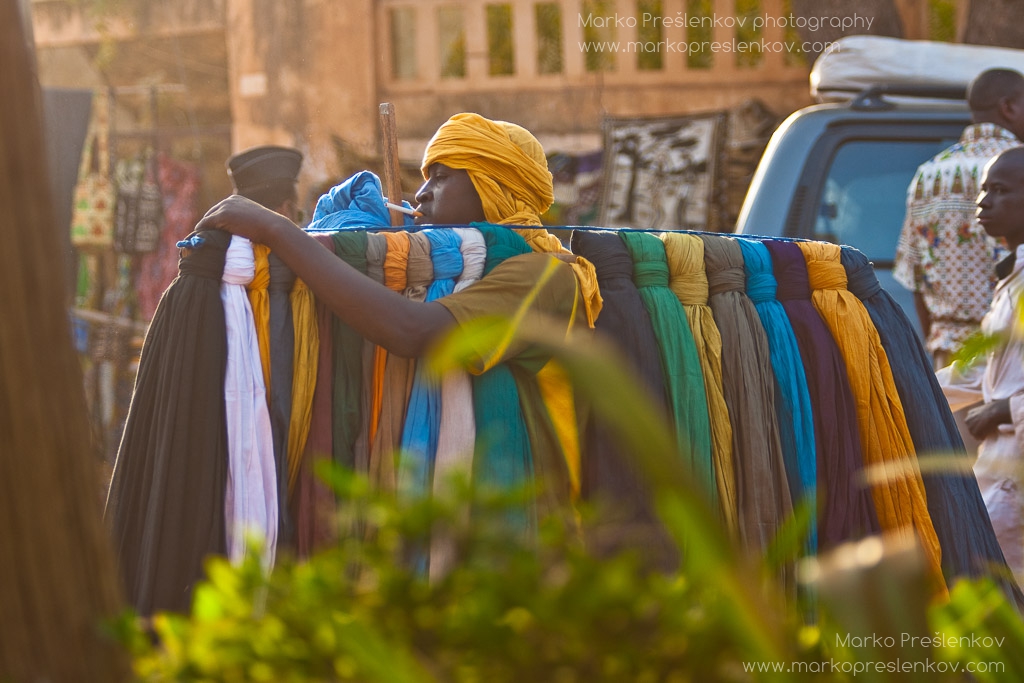 Selling Tuareg scarves