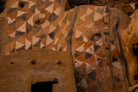 Color patterns on pre-Dogon remains