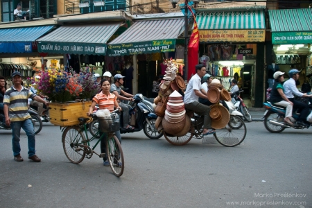 Bicycle full of Non La hats