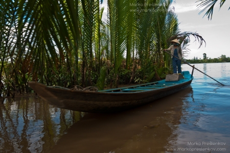 Lone Mekong boatwoman